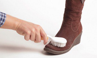 การดูแลเริ่มต้นด้วยการทำความสะอาด: วิธีการอย่างถูกต้องรองเท้าหนังนิ่ม?
