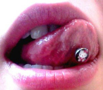 Versiering van de tong met piercings