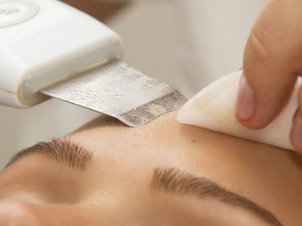 Pembersih ultrasonik: alat untuk kecantikan dan kesihatan kulit anda