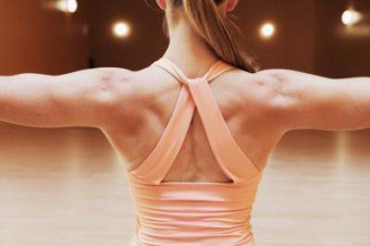 Latihan untuk otot-otot belakang: ayunkan otot rhomboid dan serong