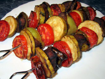 Wegetariański shish kebab z warzyw