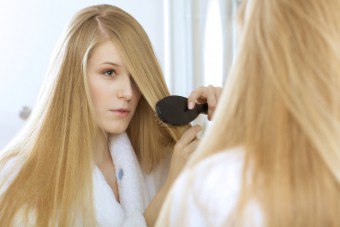 Căderea părului cu bulb: cauze și tratament