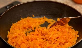 Delikate og sunne bakverk - oppskrifter for å lage pirozhki med gulrøtter