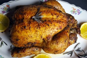 Läckra, användbara, enkla: hur man lagar en saftig kyckling i ugnen?