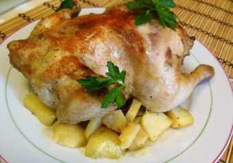 Läckra, användbara, enkla: hur man lagar en saftig kyckling i ugnen?