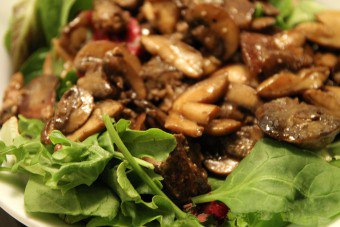 Lekker, stevig en goedkoop - salade met kippenlever en champignons