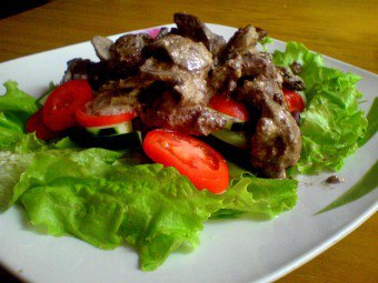 Lekker, stevig en goedkoop - salade met kippenlever en champignons