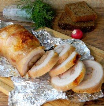 Delicioso prato para uma mesa festiva: receitas para fazer um rolo de peritônio de porco
