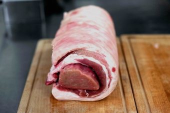 Heerlijk gerecht voor een feestelijke tafel: recepten voor het maken van een worp van het peritoneum van een varken