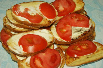 急いでおいしい料理：トマトでサンドイッチを作る方法を学ぶ