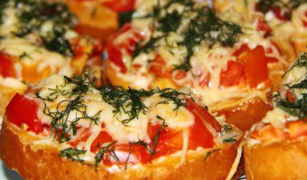急いでおいしい料理：トマトでサンドイッチを作る方法を学ぶ