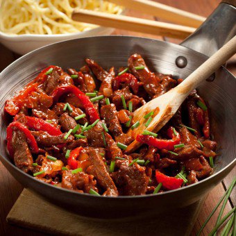 Hidangan lazat dan pedas: resipi untuk memasak daging babi dengan sayur-sayuran dalam bahasa Cina