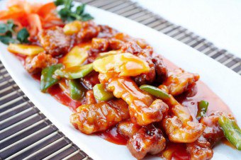 おいしいとスパイシーな料理：中国の野菜と豚肉を調理するためのレシピ