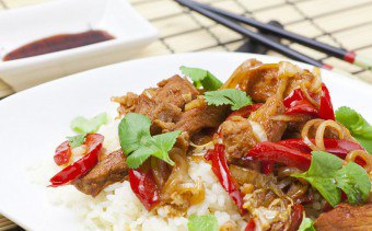 おいしいとスパイシーな料理：中国の野菜と豚肉を調理するためのレシピ