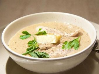 طبق أول لذيذ مع تناسق لطيف: وصفات لطبخ الحساء مع البطاطا المهروسة والدجاج