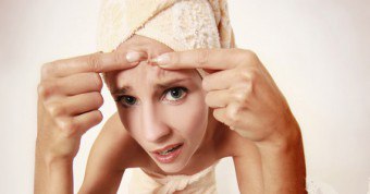 얼굴의 내부 여드름 : 원인 및 치료 방법