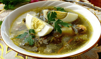 Sup hijau dengan kendi dan telur: bagaimana memasak lezat dan cepat