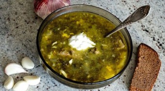 Zelená polievka s šťavou a vajcom: ako variť chutné a rýchle
