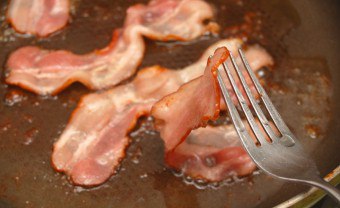 Bacon daging dengan semua peraturan dan dengan helah kecil