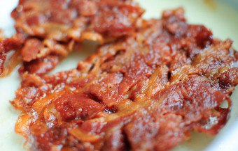 Bacon daging dengan semua peraturan dan dengan helah kecil