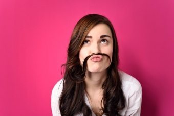 척탄병 콧수염을 가진 여자 : 자연의 유행 또는 의학 병리학?