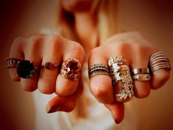 Nilai cincin di jari tengah gadis